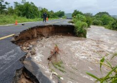 Cerrado el paso en la Carretera Federal 200 a la altura de Puente Mancuernas